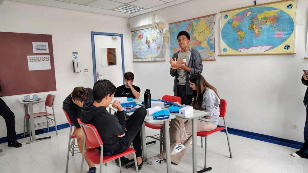 Alunos do Ensino Médio da SEE-SAW